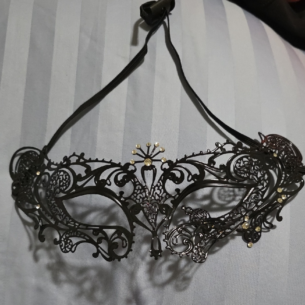 Elegant Black Lace Masquerade Mask